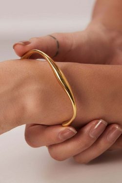 Lilly Bracelet: Retro Y2K & 90S Fashion Accessory For Grunge, Goth, And Summer Outfits