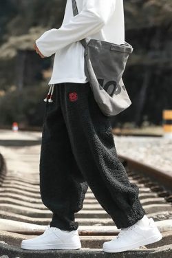 Y2K Grunge Summer Outfits: Plush Sweatpants, Retro 90S Fashion, Y2K Club & Party Looks