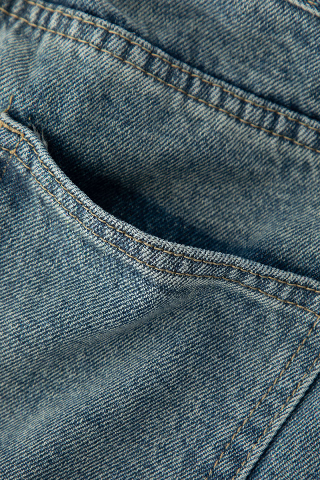 Belted Y2K Straight Leg Jeans for a Chic Grunge Aesthetic Look Belted Y2K Straight Leg Jeans for a Chic Grunge Aesthetic Look