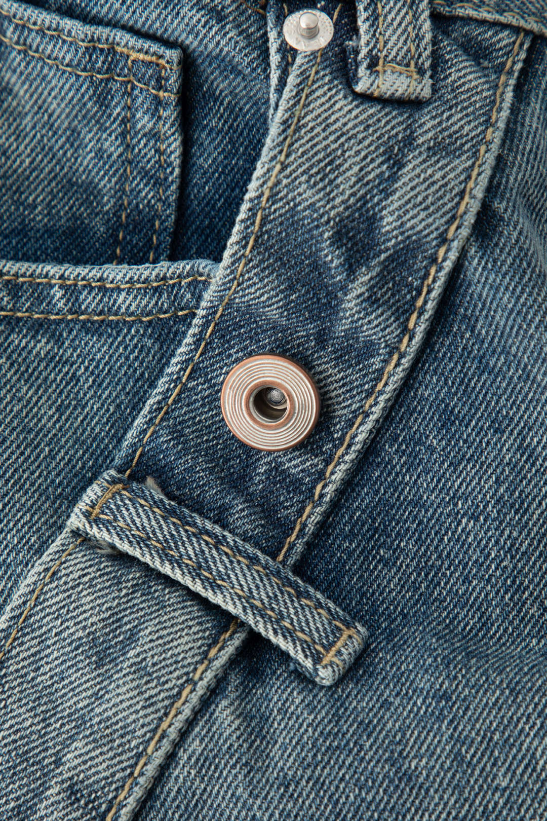 Belted Y2K Straight Leg Jeans for a Chic Grunge Aesthetic Look Belted Y2K Straight Leg Jeans for a Chic Grunge Aesthetic Look