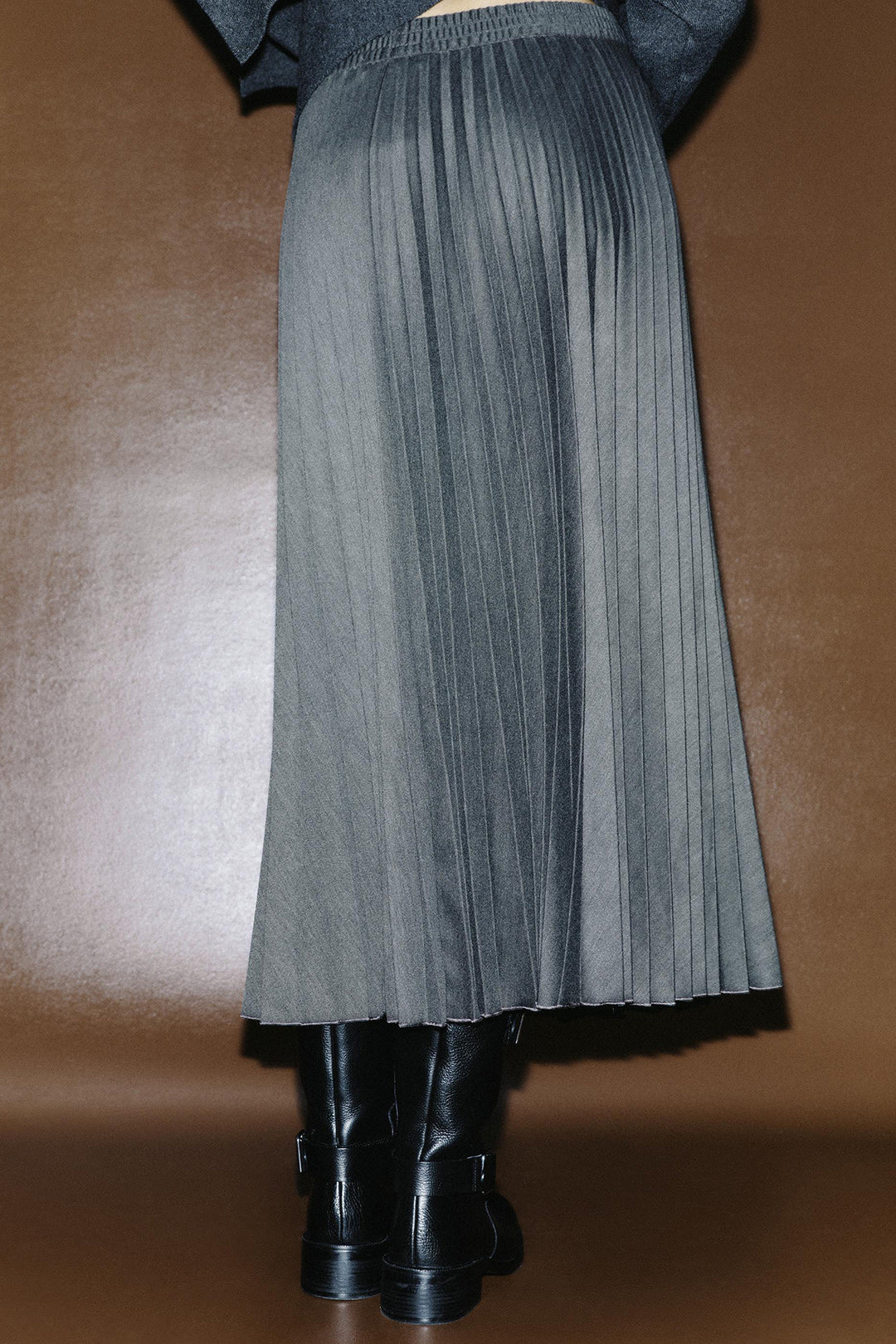 Chic Pleated Midi Skirt for Y2K Fashion Lovers - Perfect for Coquette and Grunge Aesthetics Chic Pleated Midi Skirt for Y2K Fashion Lovers - Perfect for Coquette and Grunge Aesthetics