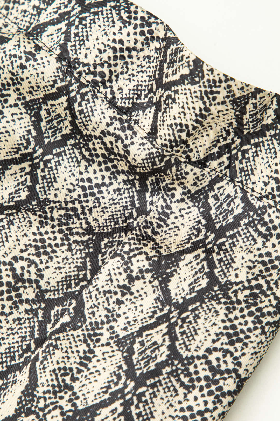 Y2K Snakeskin Print Flared Leg Pants for Trendy Aesthetic Outfits and Grunge Style Y2K Snakeskin Print Flared Leg Pants for Trendy Aesthetic Outfits and Grunge Style