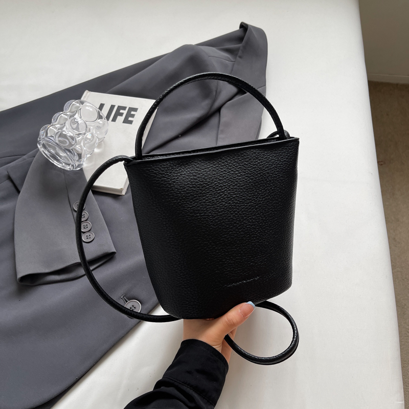 2025 Korean Style Handheld Water Bucket Bag for Women - Minimalist Casual Shoulder Bag with Trendy Versatile Design 2025 Korean Style Handheld Water Bucket Bag for Women - Minimalist Casual Shoulder Bag with Trendy Versatile Design