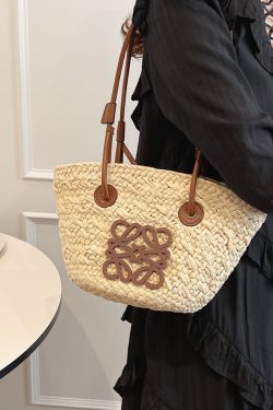 2025 Spring/Summer Women's Minimalist Woven Beach Bag, Casual Shoulder Bag for Vacation, High-End Fashion Style