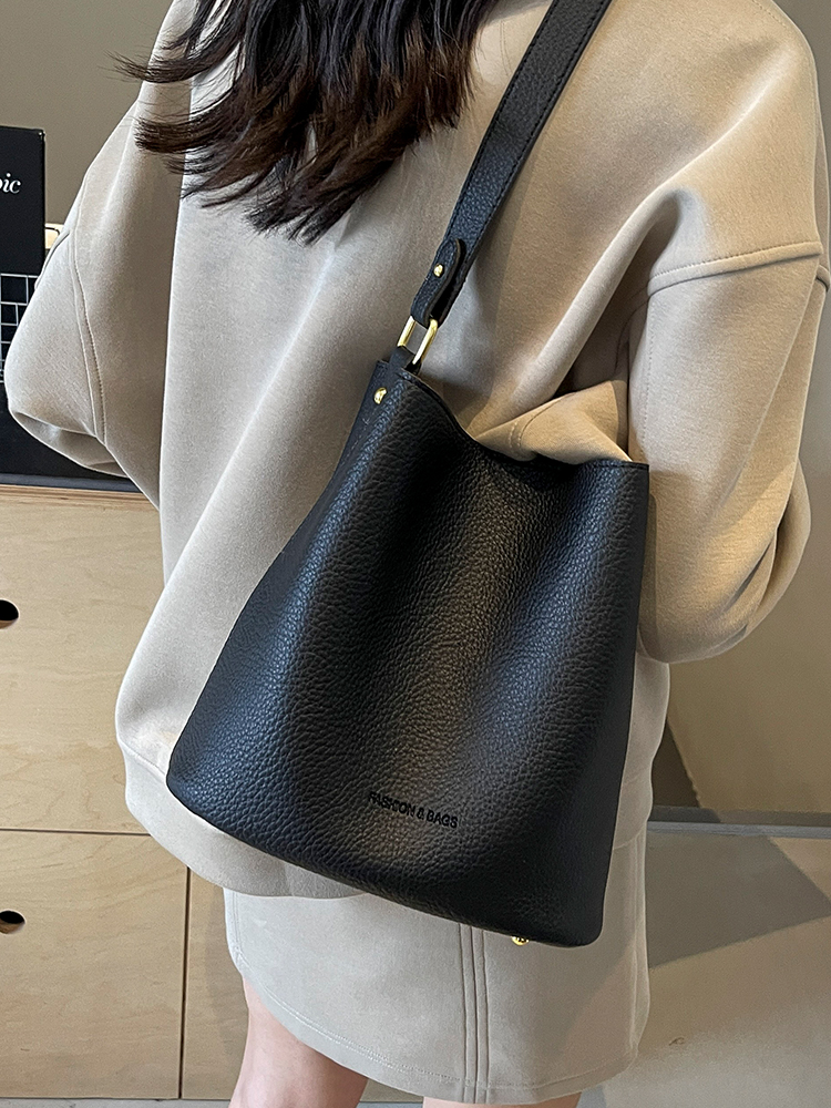 2025 Summer Fashion Women's Retro Bucket Bag - Stylish Crossbody Shoulder Bag for High-End Look 2025 Summer Fashion Women's Retro Bucket Bag - Stylish Crossbody Shoulder Bag for High-End Look