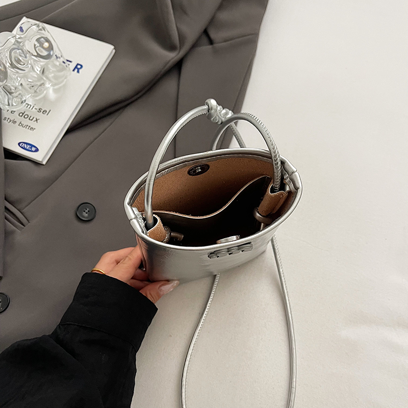 2025 Summer High-End Compact Lightweight Mini Crossbody Bag for Women - Stylish Silver Phone Bag for Walking 2025 Summer High-End Compact Lightweight Mini Crossbody Bag for Women - Stylish Silver Phone Bag for Walking