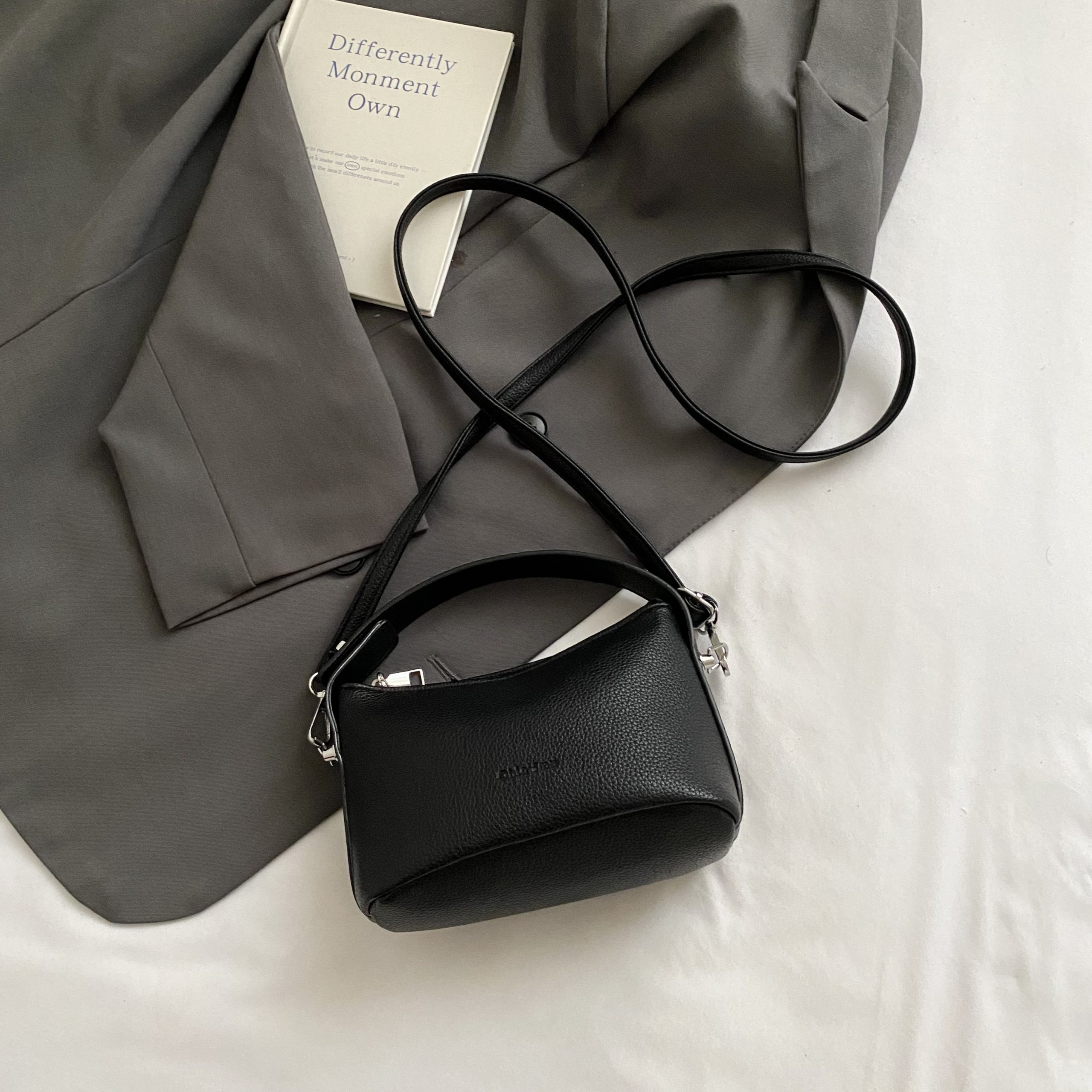 2025 Summer White Crossbody Bag - Stylish High-End Small Handbag Tote for Women, Versatile Casual Fashion Accessory 2025 Summer White Crossbody Bag - Stylish High-End Small Handbag Tote for Women, Versatile Casual Fashion Accessory