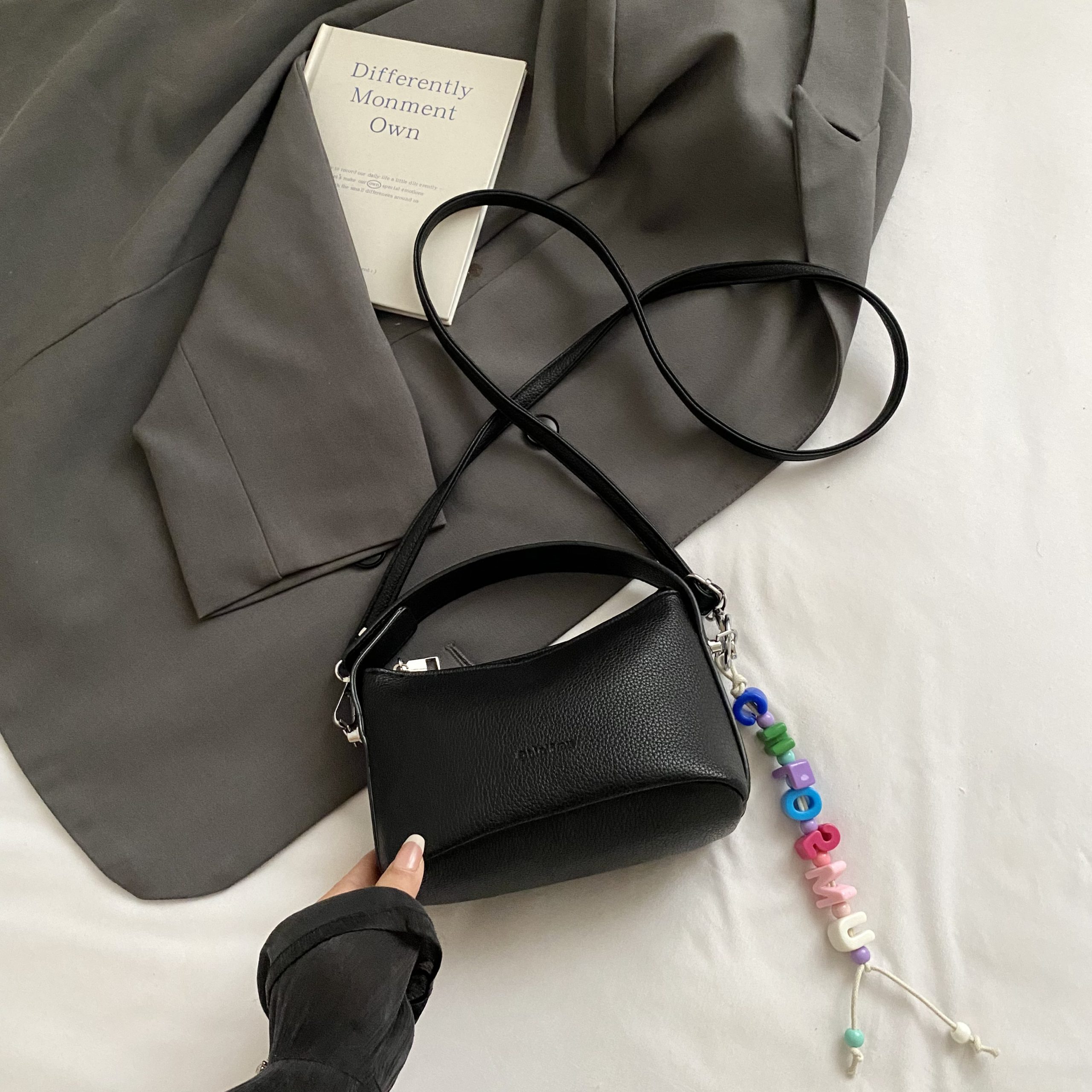 2025 Summer White Crossbody Bag - Stylish High-End Small Handbag Tote for Women, Versatile Casual Fashion Accessory 2025 Summer White Crossbody Bag - Stylish High-End Small Handbag Tote for Women, Versatile Casual Fashion Accessory