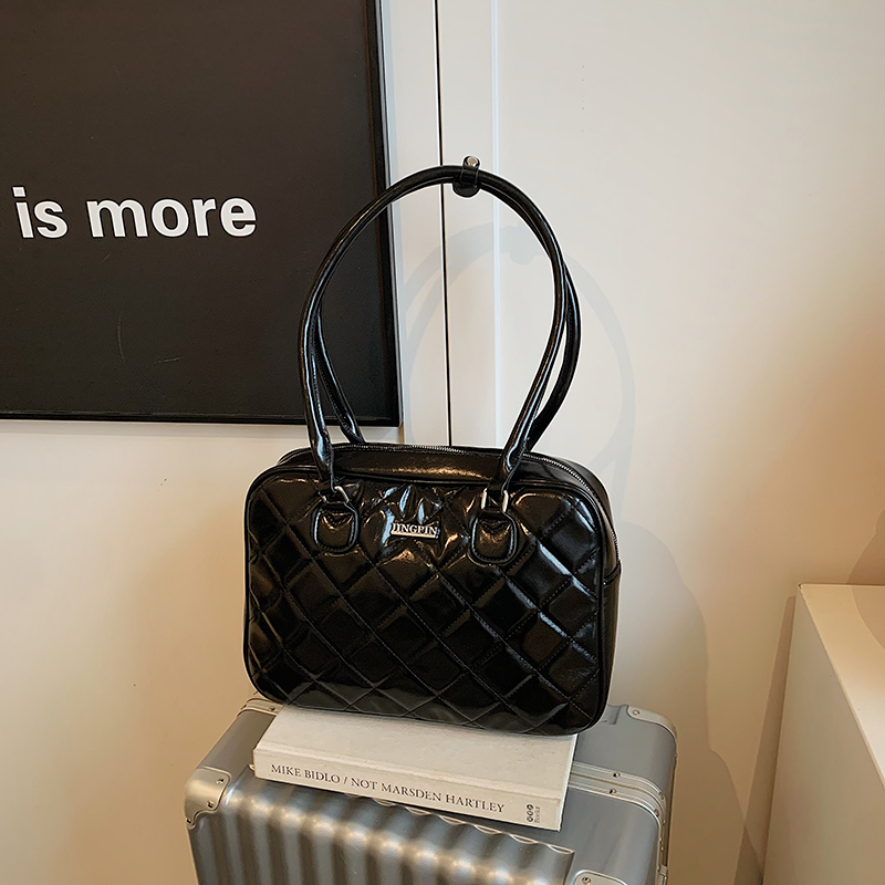 2025 Winter Women's Minimalist Diamond-Patterned Handheld Travel Bag, Chic Shoulder Bag, High-End Underarm Style 2025 Winter Women's Minimalist Diamond-Patterned Handheld Travel Bag, Chic Shoulder Bag, High-End Underarm Style