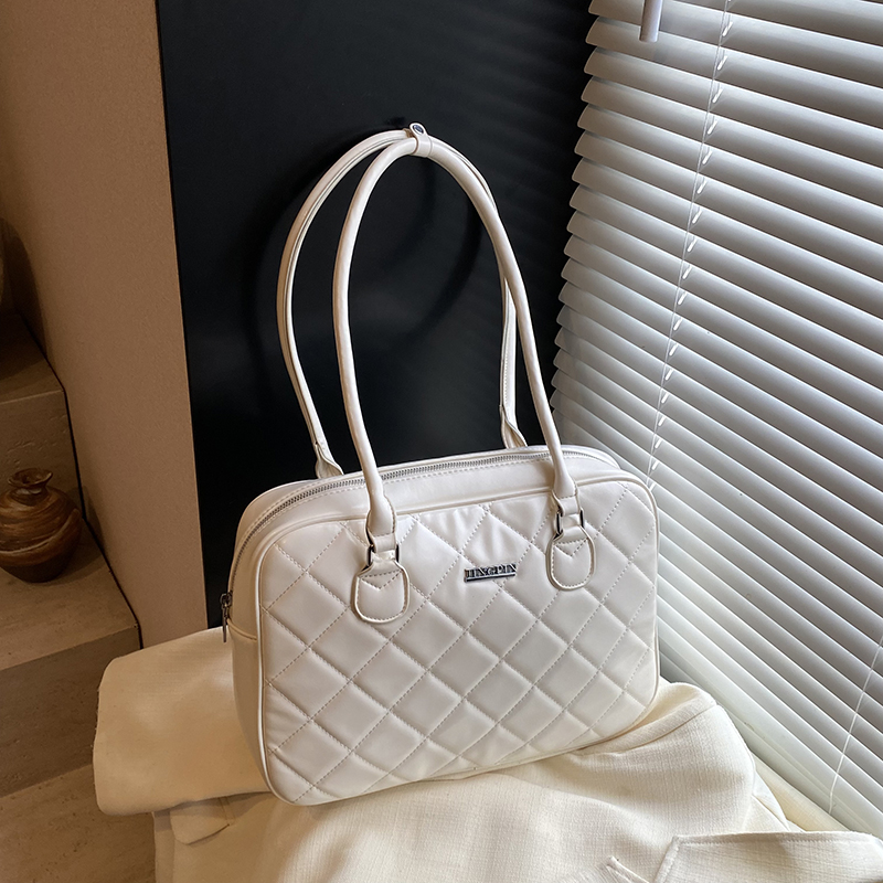 2025 Winter Women's Minimalist Diamond-Patterned Handheld Travel Bag, Chic Shoulder Bag, High-End Underarm Style 2025 Winter Women's Minimalist Diamond-Patterned Handheld Travel Bag, Chic Shoulder Bag, High-End Underarm Style