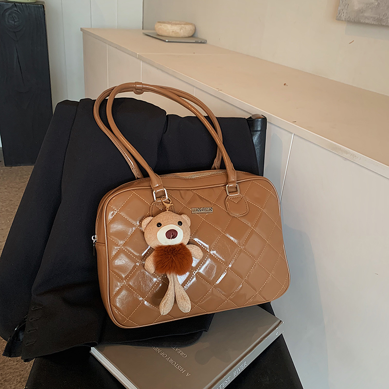 2025 Winter Women's Minimalist Diamond-Patterned Handheld Travel Bag, Chic Shoulder Bag, High-End Underarm Style 2025 Winter Women's Minimalist Diamond-Patterned Handheld Travel Bag, Chic Shoulder Bag, High-End Underarm Style