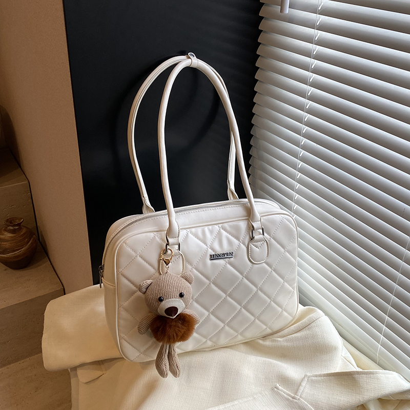 2025 Winter Women's Minimalist Diamond-Patterned Handheld Travel Bag, Chic Shoulder Bag, High-End Underarm Style 2025 Winter Women's Minimalist Diamond-Patterned Handheld Travel Bag, Chic Shoulder Bag, High-End Underarm Style