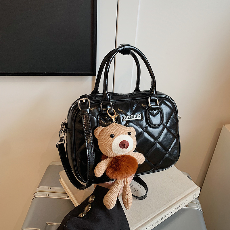 2025 Winter Women's Minimalist Diamond-Patterned Handheld Travel Bag, Chic Shoulder Bag, High-End Underarm Style 2025 Winter Women's Minimalist Diamond-Patterned Handheld Travel Bag, Chic Shoulder Bag, High-End Underarm Style