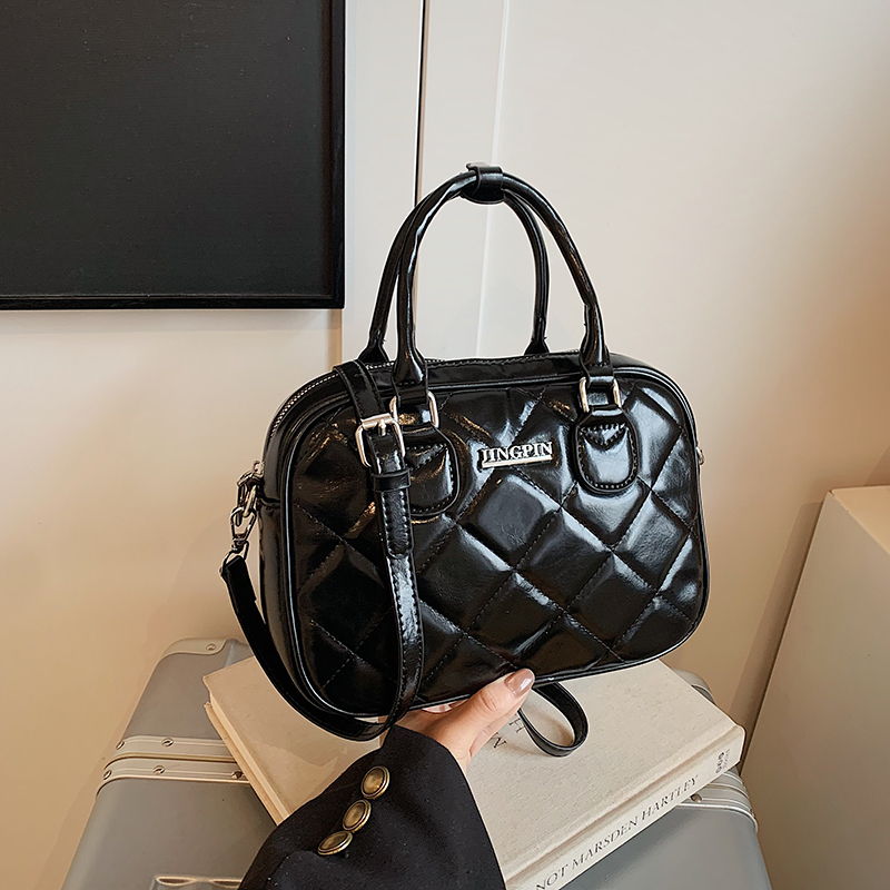 2025 Winter Women's Minimalist Diamond-Patterned Handheld Travel Bag, Chic Shoulder Bag, High-End Underarm Style 2025 Winter Women's Minimalist Diamond-Patterned Handheld Travel Bag, Chic Shoulder Bag, High-End Underarm Style