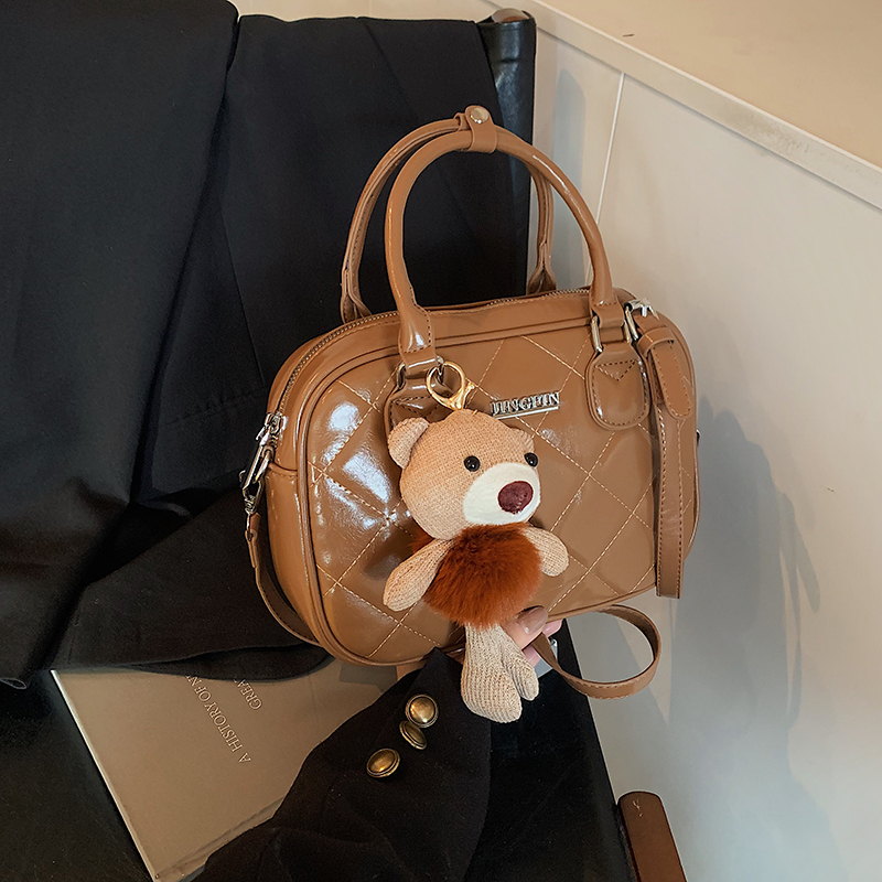 2025 Winter Women's Minimalist Diamond-Patterned Handheld Travel Bag, Chic Shoulder Bag, High-End Underarm Style 2025 Winter Women's Minimalist Diamond-Patterned Handheld Travel Bag, Chic Shoulder Bag, High-End Underarm Style