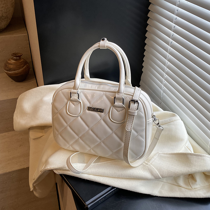 2025 Winter Women's Minimalist Diamond-Patterned Handheld Travel Bag, Chic Shoulder Bag, High-End Underarm Style 2025 Winter Women's Minimalist Diamond-Patterned Handheld Travel Bag, Chic Shoulder Bag, High-End Underarm Style