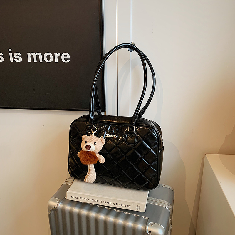 2025 Winter Women's Minimalist Diamond-Patterned Handheld Travel Bag, Chic Shoulder Bag, High-End Underarm Style 2025 Winter Women's Minimalist Diamond-Patterned Handheld Travel Bag, Chic Shoulder Bag, High-End Underarm Style