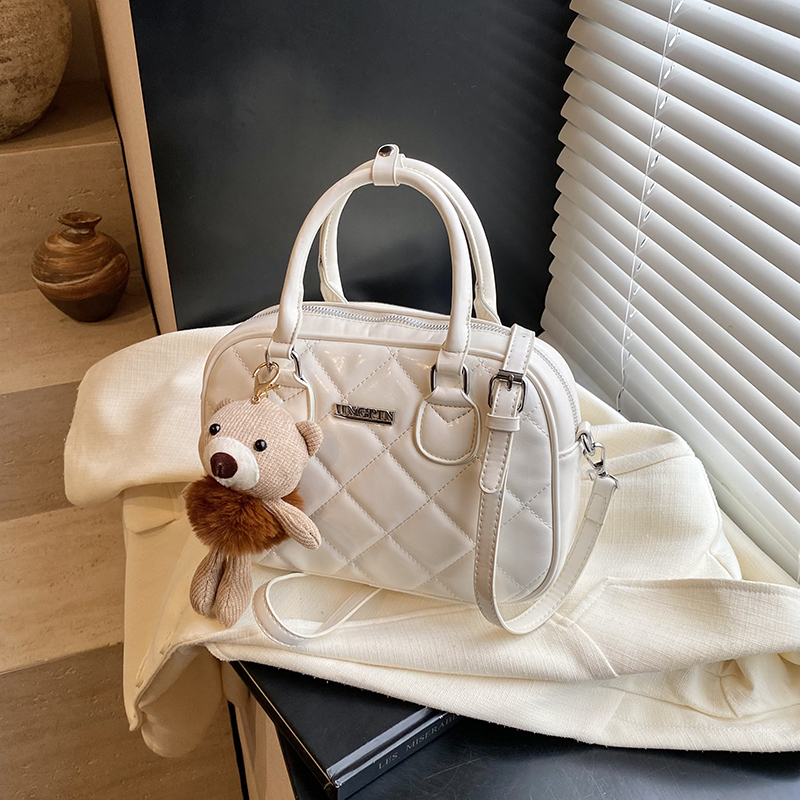 2025 Winter Women's Minimalist Diamond-Patterned Handheld Travel Bag, Chic Shoulder Bag, High-End Underarm Style 2025 Winter Women's Minimalist Diamond-Patterned Handheld Travel Bag, Chic Shoulder Bag, High-End Underarm Style