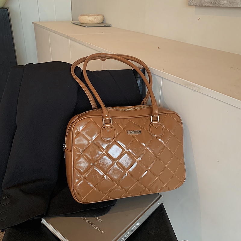 2025 Winter Women's Minimalist Diamond-Patterned Handheld Travel Bag, Chic Shoulder Bag, High-End Underarm Style 2025 Winter Women's Minimalist Diamond-Patterned Handheld Travel Bag, Chic Shoulder Bag, High-End Underarm Style