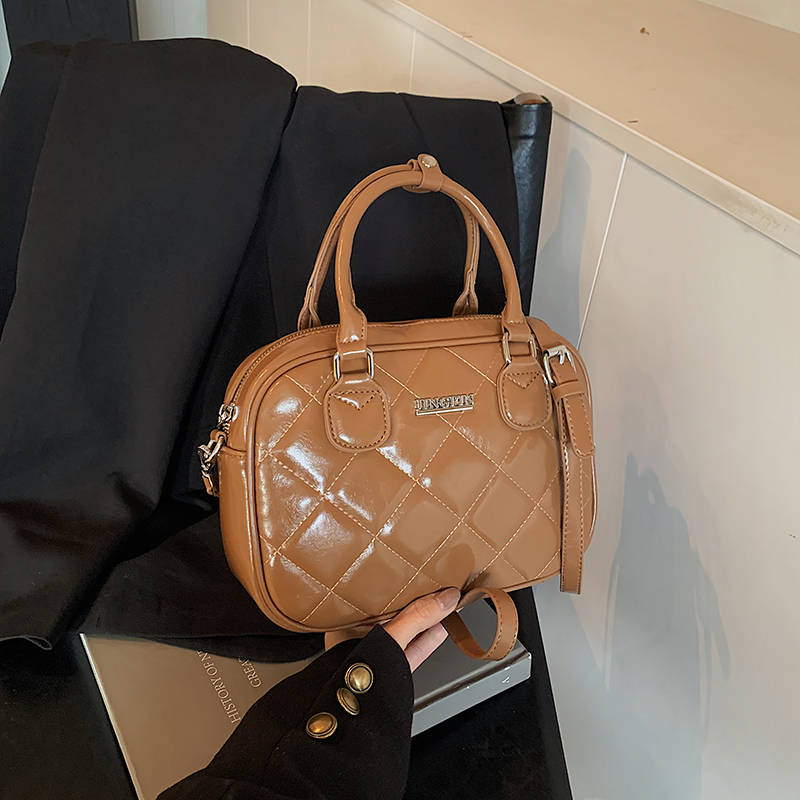 2025 Winter Women's Minimalist Diamond-Patterned Handheld Travel Bag, Chic Shoulder Bag, High-End Underarm Style 2025 Winter Women's Minimalist Diamond-Patterned Handheld Travel Bag, Chic Shoulder Bag, High-End Underarm Style