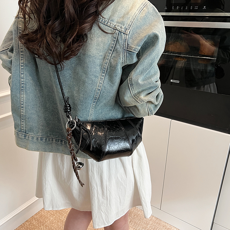 2025 Women's High-End Silver Horn Dumpling Bag - Textured Crossbody Zipper Phone Bag for Summer Fashion 2025 Women's High-End Silver Horn Dumpling Bag - Textured Crossbody Zipper Phone Bag for Summer Fashion