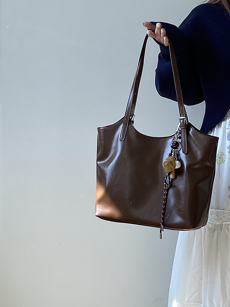 2025 Women's Large Capacity Literary Retro Tote Shoulder Handbag for Commuter Style 2025 Women's Large Capacity Literary Retro Tote Shoulder Handbag for Commuter Style