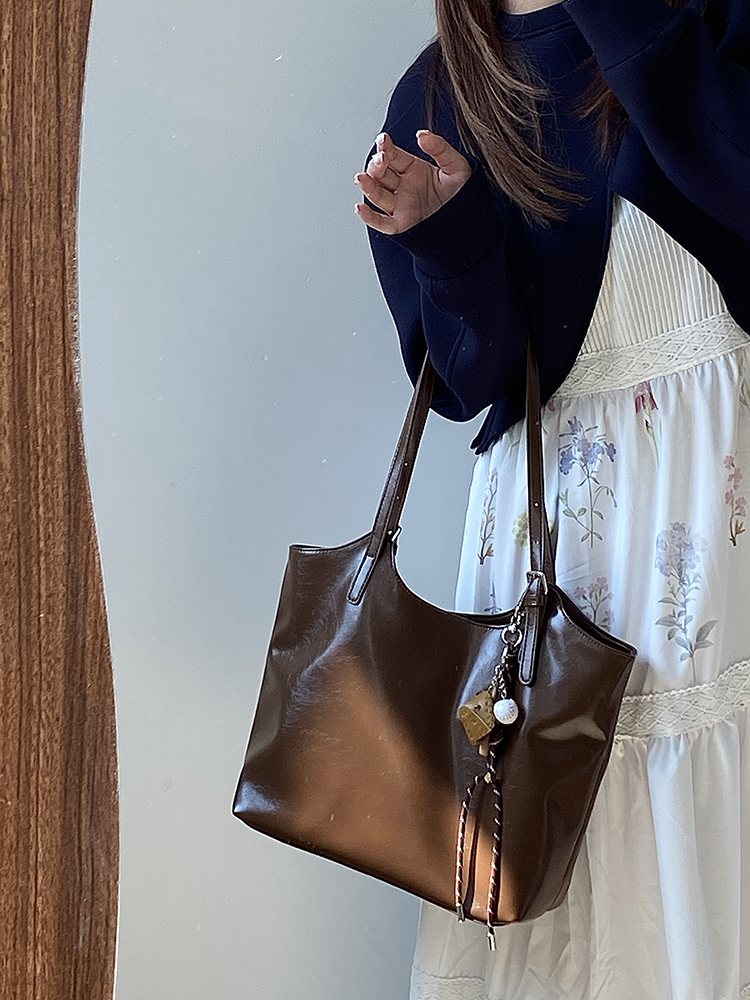 2025 Women's Large Capacity Literary Retro Tote Shoulder Handbag for Commuter Style 2025 Women's Large Capacity Literary Retro Tote Shoulder Handbag for Commuter Style