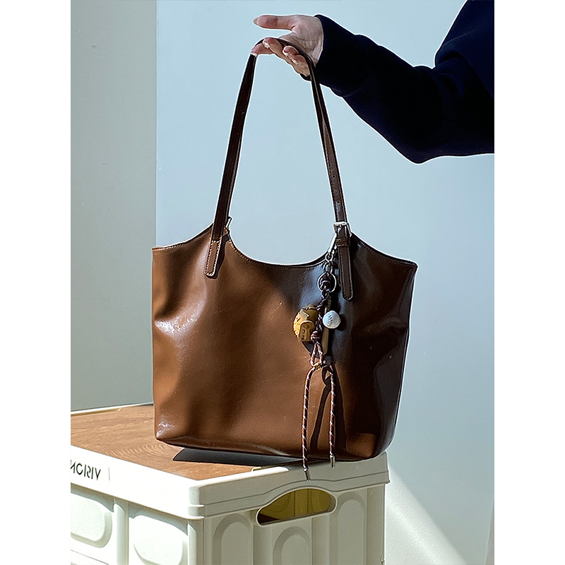 2025 Women's Large Capacity Literary Retro Tote Shoulder Handbag for Commuter Style 2025 Women's Large Capacity Literary Retro Tote Shoulder Handbag for Commuter Style