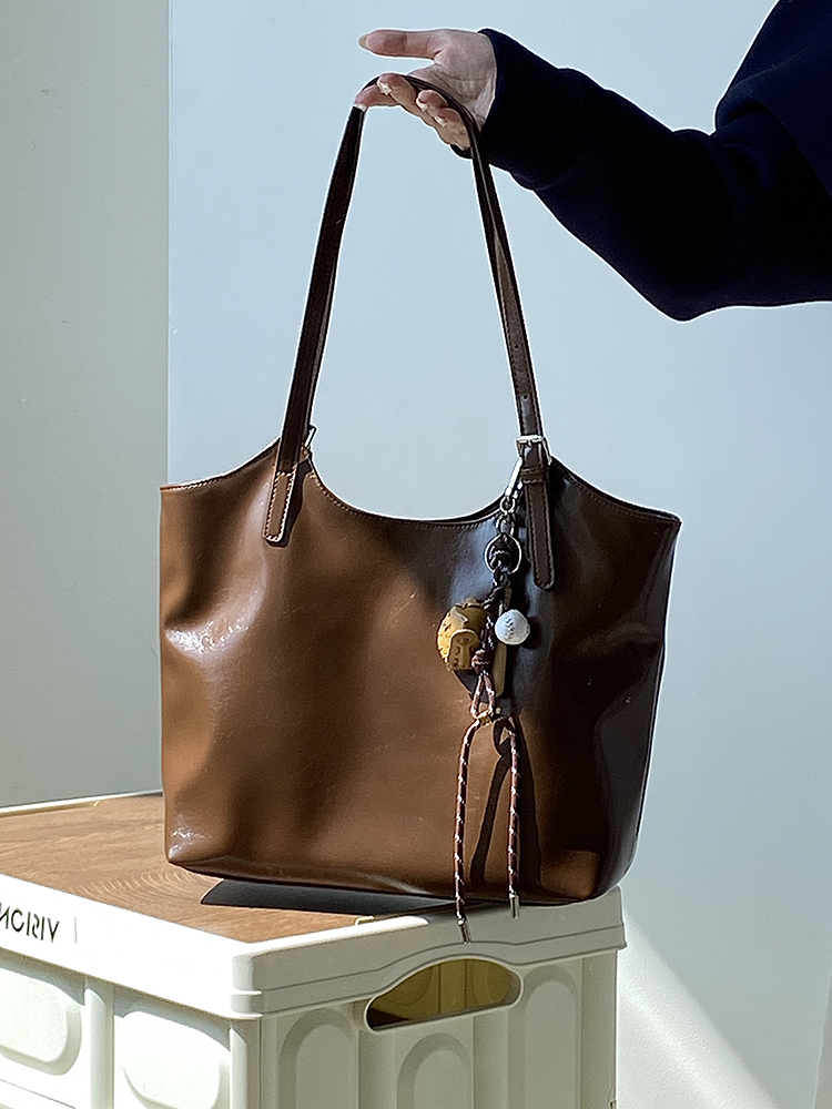 2025 Women's Large Capacity Literary Retro Tote Shoulder Handbag for Commuter Style 2025 Women's Large Capacity Literary Retro Tote Shoulder Handbag for Commuter Style