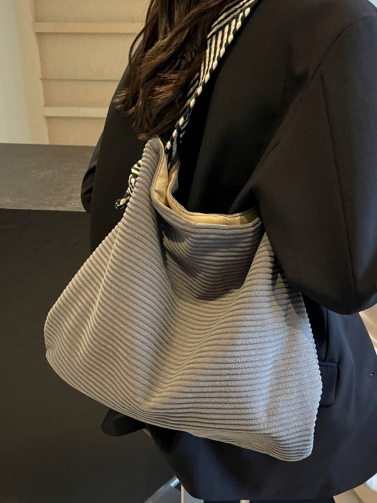 2025 Women's Large-Capacity Single-Shoulder Velvet Tote Bag - Versatile Commuting Bag for Spring and Summer Lazy Style 2025 Women's Large-Capacity Single-Shoulder Velvet Tote Bag - Versatile Commuting Bag for Spring and Summer Lazy Style