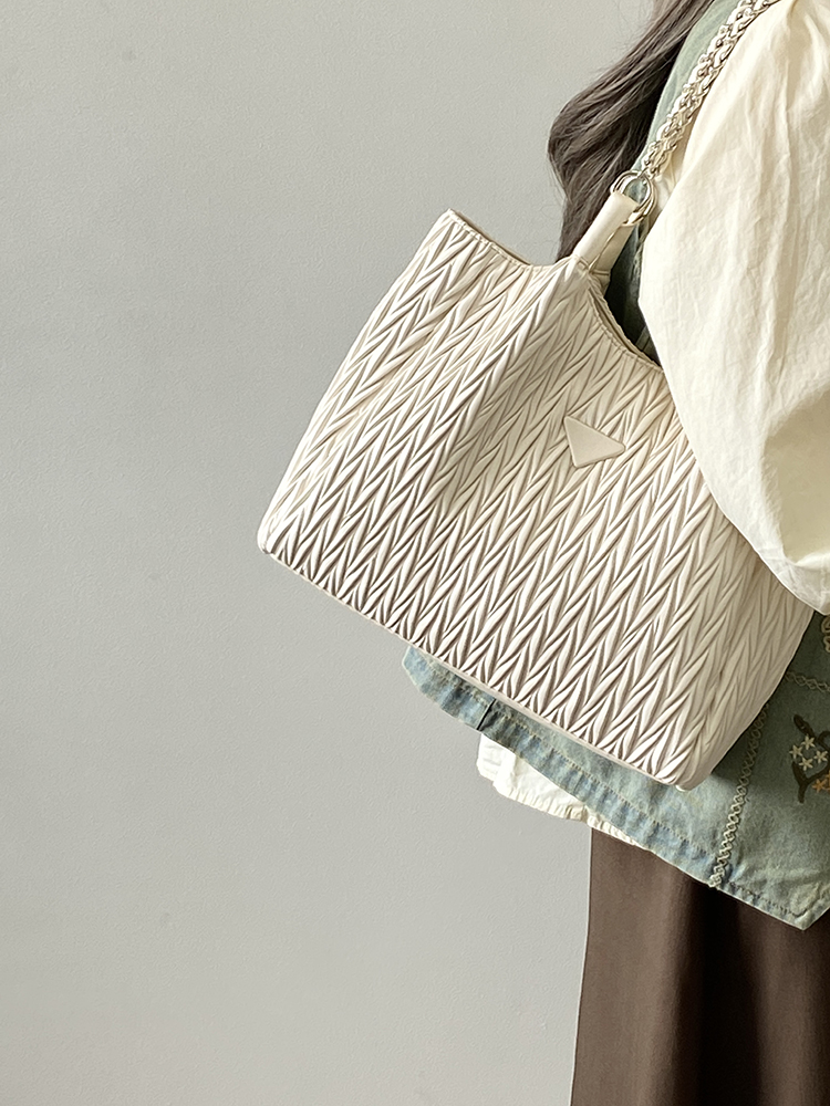 2025 Women's Pleated Tote Bag - Versatile Commuter Shoulder Handbag with Chain - Stylish Large Bag for Everyday Use 2025 Women's Pleated Tote Bag - Versatile Commuter Shoulder Handbag with Chain - Stylish Large Bag for Everyday Use