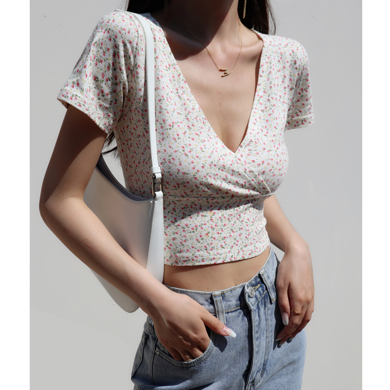 90s American Retro Floral Cross V-Neck Tight Fitted High-Waisted Cropped Short Sleeve T-Shirt for Women - Summer Style 90s American Retro Floral Cross V-Neck Tight Fitted High-Waisted Cropped Short Sleeve T-Shirt for Women - Summer Style