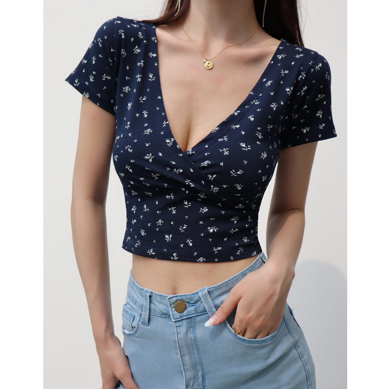 90s American Retro Floral Cross V-Neck Tight Fitted High-Waisted Cropped Short Sleeve T-Shirt for Women - Summer Style 90s American Retro Floral Cross V-Neck Tight Fitted High-Waisted Cropped Short Sleeve T-Shirt for Women - Summer Style