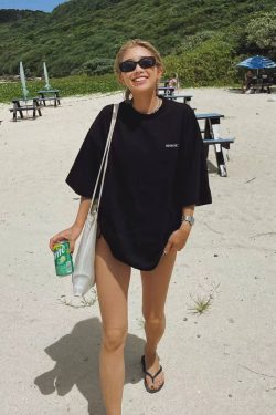 90s Inspired Oversized Black Short-Sleeve T-Shirt for Women with Retro Slogan Letter Logo and Spicy Girl Design