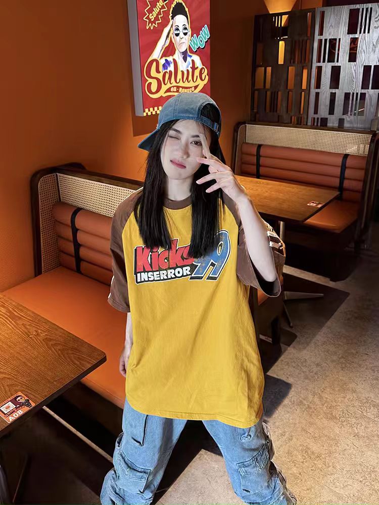 American Retro Distressed Letter Print Spliced Raglan Sleeve T-Shirt for Women - Loose Fit, Summer 2025, Casual Style American Retro Distressed Letter Print Spliced Raglan Sleeve T-Shirt for Women - Loose Fit, Summer 2025, Casual Style