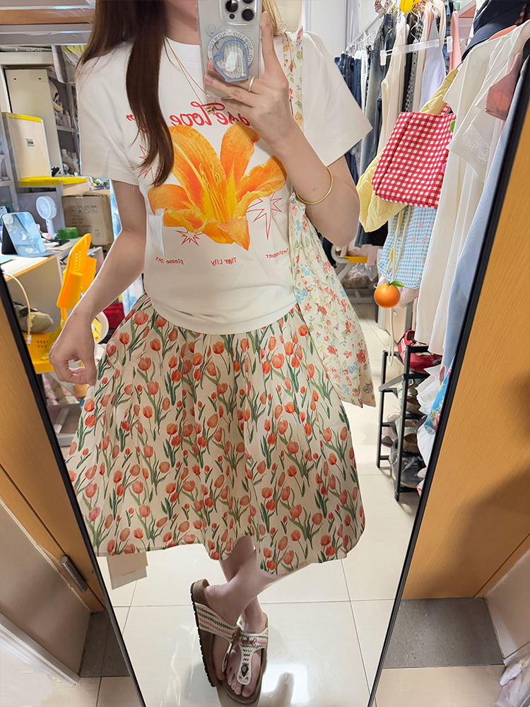 American Retro Floral Lily Print Short Sleeve T-Shirt for Women - Summer Casual Slim Fit, Versatile Y2K Style American Retro Floral Lily Print Short Sleeve T-Shirt for Women - Summer Casual Slim Fit, Versatile Y2K Style