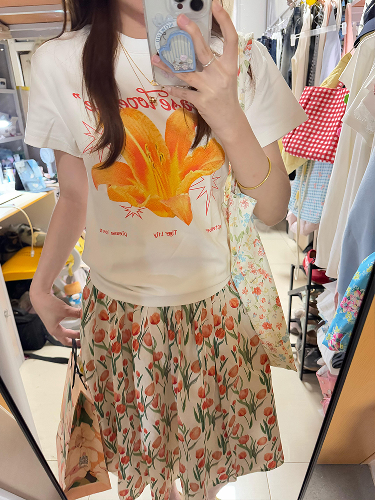 American Retro Floral Lily Print Short Sleeve T-Shirt for Women - Summer Casual Slim Fit, Versatile Y2K Style American Retro Floral Lily Print Short Sleeve T-Shirt for Women - Summer Casual Slim Fit, Versatile Y2K Style