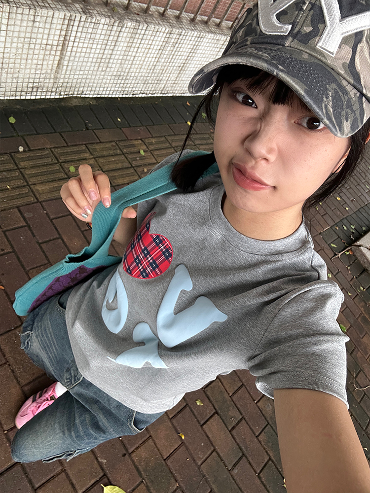 American Retro Plaid Heart Print Short Sleeve T-Shirt for Men and Women, Loose Casual Fit, Trendy Versatile Y2K Style Top American Retro Plaid Heart Print Short Sleeve T-Shirt for Men and Women, Loose Casual Fit, Trendy Versatile Y2K Style Top