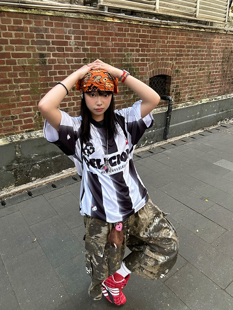 American Retro Striped Color-Blocking V-Neck Short Sleeve Jersey T-Shirt for Men and Women - Breathable Summer Sports Base Layer American Retro Striped Color-Blocking V-Neck Short Sleeve Jersey T-Shirt for Men and Women - Breathable Summer Sports Base Layer