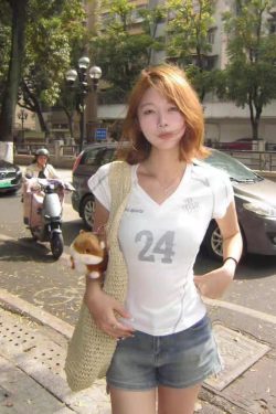 American Retro V-Neck Shoulder T-Shirt for Women, Summer Digital Print, Sporty Short Sleeves, Slim Fit, Trendy Y2K Top