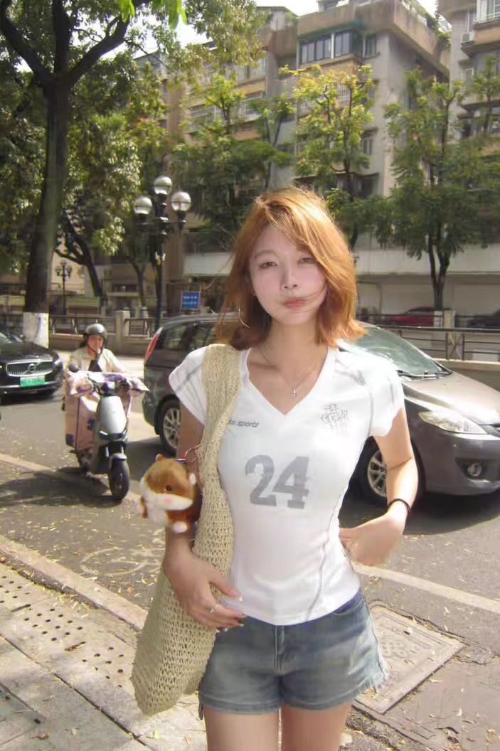 American Retro V-Neck Shoulder T-Shirt for Women, Summer Digital Print, Sporty Short Sleeves, Slim Fit, Trendy Y2K Top