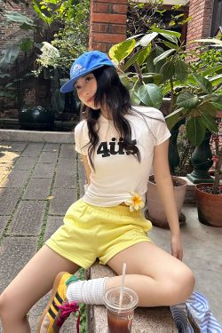 American Vintage Fun Letter Print Slimming Short T-Shirt for Women - Trendy 90s Style Shoulder-Fitting Top