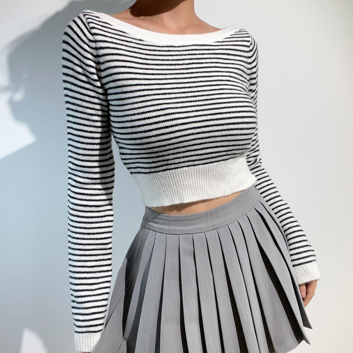 American Vintage Striped High-Waisted Cropped Long Sleeve Knit Sweater Top in Black and White - Y2K Retro Style Fashion American Vintage Striped High-Waisted Cropped Long Sleeve Knit Sweater Top in Black and White - Y2K Retro Style Fashion