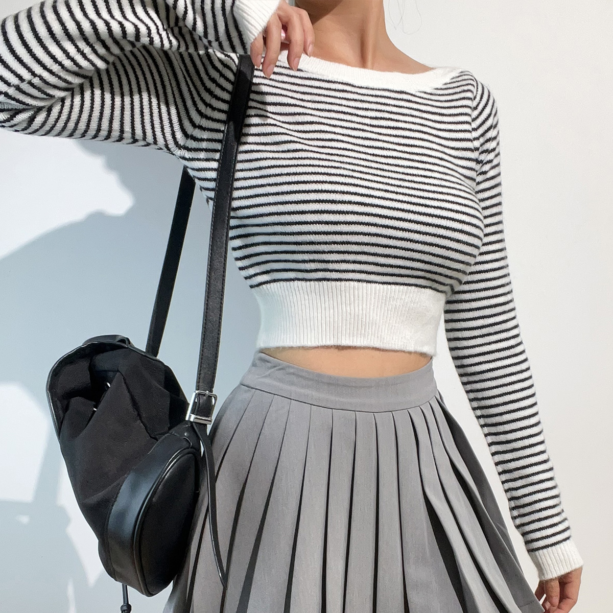 American Vintage Striped High-Waisted Cropped Long Sleeve Knit Sweater Top in Black and White - Y2K Retro Style Fashion American Vintage Striped High-Waisted Cropped Long Sleeve Knit Sweater Top in Black and White - Y2K Retro Style Fashion