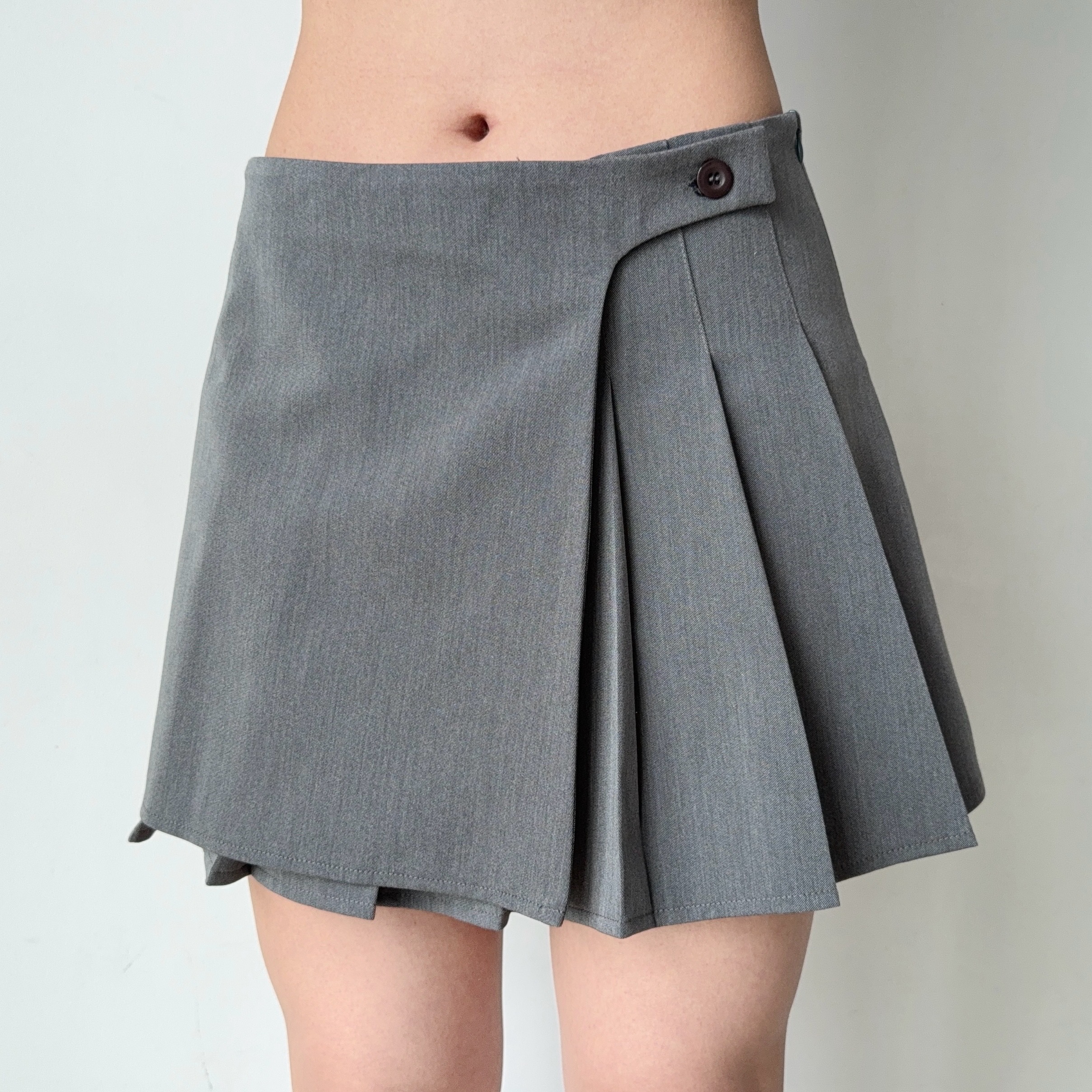 Asymmetric Pleated Skirt for Women - Low-Waist A-Line Short Skirt, European American Style, Anti-Exposure Fashion Trend Asymmetric Pleated Skirt for Women - Low-Waist A-Line Short Skirt, European American Style, Anti-Exposure Fashion Trend