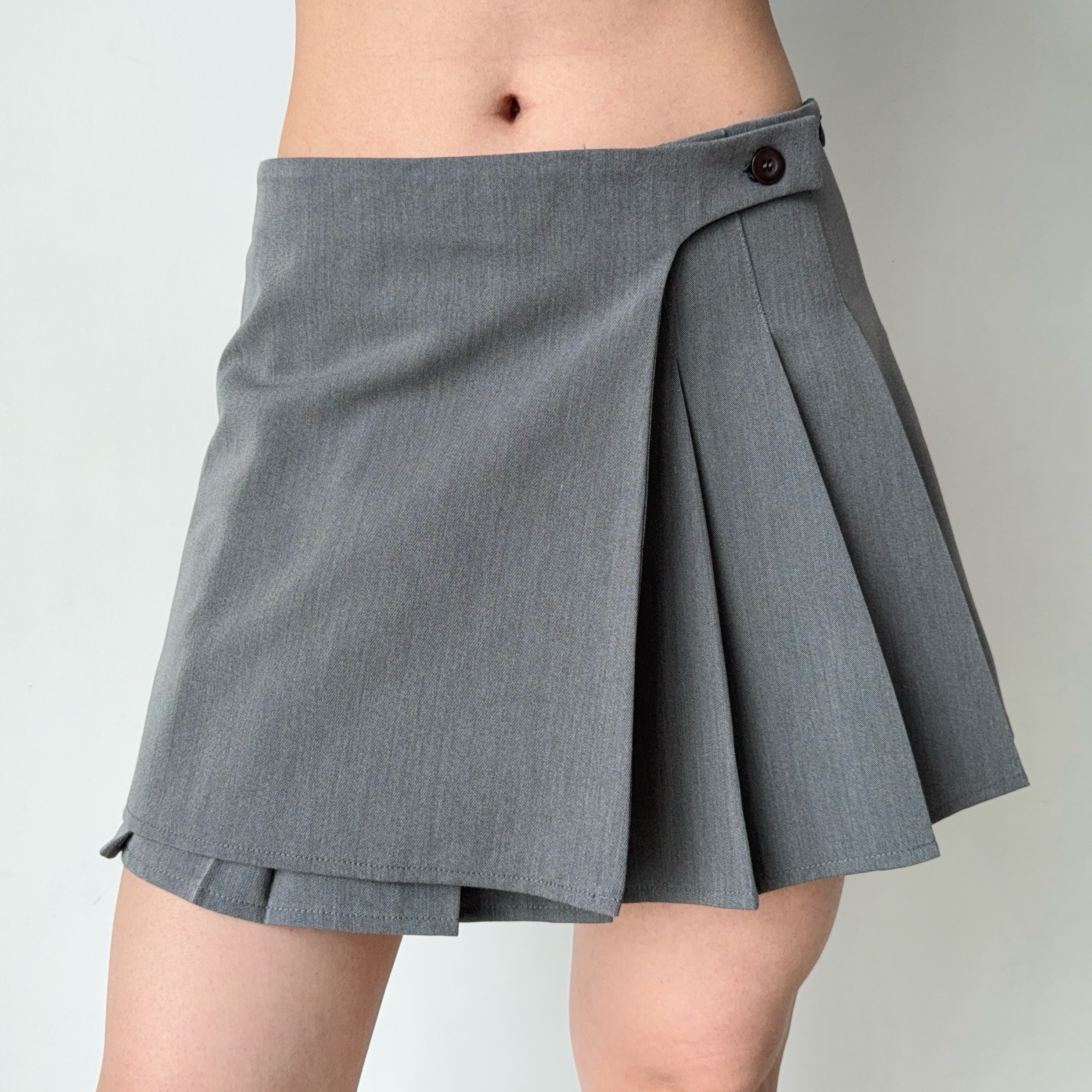 Asymmetric Pleated Skirt for Women - Low-Waist A-Line Short Skirt, European American Style, Anti-Exposure Fashion Trend Asymmetric Pleated Skirt for Women - Low-Waist A-Line Short Skirt, European American Style, Anti-Exposure Fashion Trend