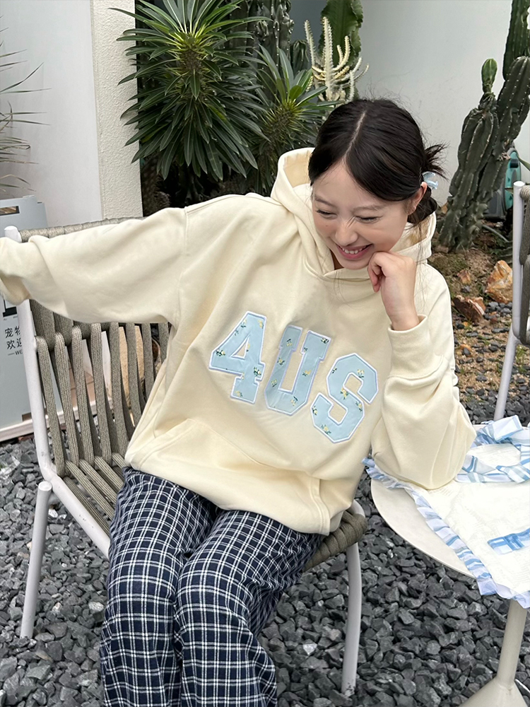 Autumn Winter Floral Embroidery Patch Hoodie for Couples - Loose Fit, National Trend, Casual Streetwear Autumn Winter Floral Embroidery Patch Hoodie for Couples - Loose Fit, National Trend, Casual Streetwear