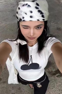 Black Cherry Print Fitted Round Neck Short Sleeve T-Shirt for Women - Cute Y2K Style Cherry Design