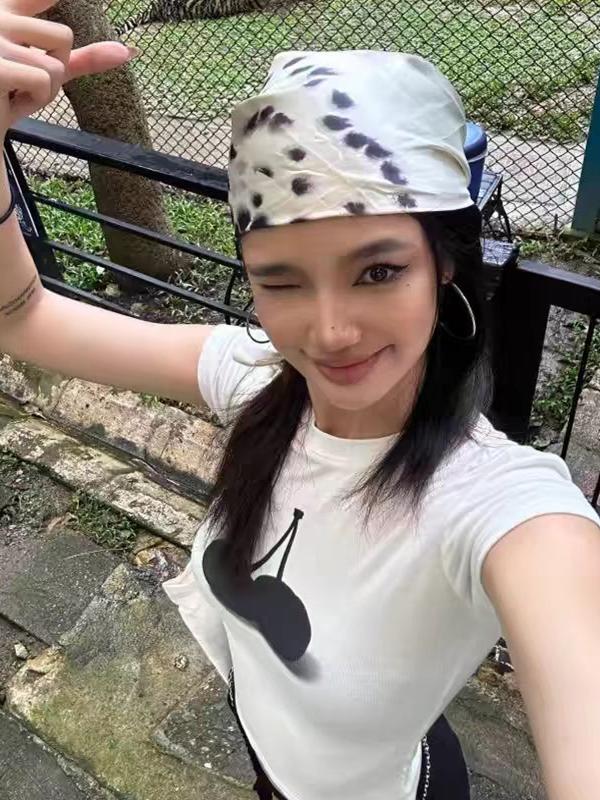 Black Cherry Print Fitted Round Neck Short Sleeve T-Shirt for Women - Cute Y2K Style Cherry Design Black Cherry Print Fitted Round Neck Short Sleeve T-Shirt for Women - Cute Y2K Style Cherry Design