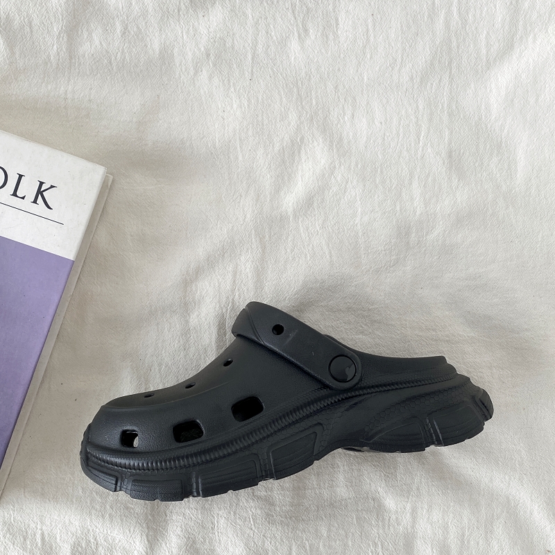 Black Thick-Soled Closed-Toe Hole Shoes for Women - 2025 Summer Outdoor Slippers, Beach Style, Cool Casual Footwear Black Thick-Soled Closed-Toe Hole Shoes for Women - 2025 Summer Outdoor Slippers, Beach Style, Cool Casual Footwear